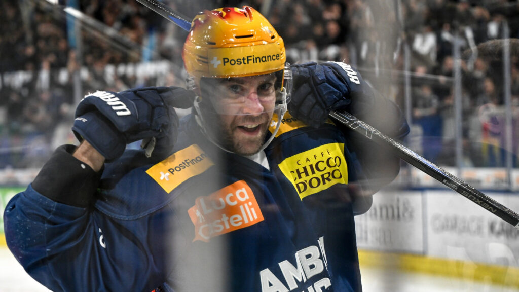 Giocatore dell’HC Ambrì-Piotta in primo piano durante una partita
